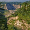 Каньон Сианок (Ngarai Sianok) - одна из немногих, действительно достойных внимания, достопримечательностей в окрестностях Букиттингги. Колоссальная промоина в горах, покрытая дымкой и скачущими по деревьям наглыми обезьянами.
            