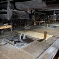 Дворец короля батаков. Помещение для жен. У каждой жены был подвесной топчан и свое персональное место для костра. Сам король
              тусовался в отдельной, но столь же мрачной комнате, размером с платяной шкаф.
            