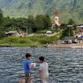 Внушительного вида паром, лениво тарахтя, пересек чистые воды Тобы, высадив нас на ощетинившийся шпилями католических церквей берег Самосира.
            