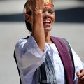 Наконец, танцоры немного оживились, обрызгав местность и друг друга водой из миски, стали разбрасывать зерно, к великой радости слетевшихся им под ноги голубей. Стало ясно, что шоу приближается к завершению.
            
