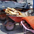 Озеро достаточно рыбное, о чем лишний раз напоминает аппетитный запах вяленых окуней, продающихся тачками на самосирском базаре.
            