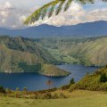 С вершины Самосира, где-то далеко внизу, видна синеющая поверхность бездонного озера. По горным лужайкам бродят скучающие коровы. Несмотря на почти двухкилометровую высоту, воздух теплый и душный.
            