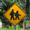 Дорожные знаки по пути от Медана полностью соответствуют вероятному составу пешеходов. Расположенный у начальной школы знак
              изображает двух батакских детишек с ранцами, на знаке у средней школы нарисованы детишки постарше.
            