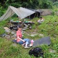 Скромное бомжевище на берегу реки. Проводник в восторге поит нас чаем, трындит о встрече с 