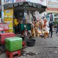 Мимо проносился традиционный азиатский городской срач. Колоритные охапки каких-то гигантских чипсов, палатки с жутко пахнущей едой, плоские трупики крыс на обочинах, да прочая, столь любимая нами, атмосфера тропического города.
            