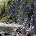 Под жопой ритмично хлюпает холодная япономорская вода. Неспешно фотографирую каменные огрызки морщинистой суши, понимая, что для
              отображения масштаба природного объекта в каждом кадре придется ловить еще и кого-нибудь из товарищей сокаячников.
            