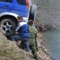 Вошедшие в раж водники пытаются сплавиться прямо на собственном автотранспорте, и лишь активное противодействие зрителей мешает
              украсить реку четырехколесным пароходом.
            