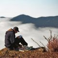 Пока моя туша плющилась под тяжестью фотоаппаратуры, наиболее хитрые попутчики для запечатлевания окрестных видов успешно
              обходились карандашом и альбомом для рисования. Никаких тебе пленок и штативов.
            