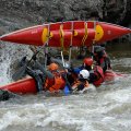 В холодной воде, перемешанной с проплывающими льдинами, буйствуют участники соревнований.
            