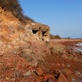 
              Сам остров плотно изрыт милитаристами. Из всех щелей торчат остатки различных укреплений, иногда достаточно монументальные.
            