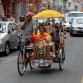 Стараясь привлечь клиентов, рикши украшают свои велоконструкции самым извращенным образом. На цветочках и бантиках тут не успокаиваются. Во многих тележках помимо дудок, пищалок, фонарей и зеркал, стоят внушительного вида
              автомобильные магнитофоны с динамиками.
            