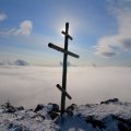 
              На вершине Фалазы религиозные мракобесы водрузили деревянный крест. Сие деяние нельзя назвать полностью бессмысленным, поскольку теперь на этих камнях появился объект для фотографирования. Можно с умным видом ходить и снимать это
              сооружение в разных ракурсах. Иных притягивающих глаз артефактов на данной возвышенности нет. Почему-то представители других конфессий не подсуетились, да не воздвигли рядом минарет или статую Кришны с парой бубнов. А уж пяток
              языческих алтарей для жертвоприношений еще больше разнообразили бы пейзаж.
            