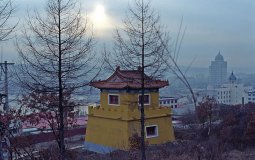 Пока нормальный люд с восходом солнца открыл охоту на китайские товары, презрев земное, я, как тонкий извращенец, вломился в местный храм. С вершины сей обители, в тумане, маячит город рынков и кафешек. И воздух свеж и в целости
юани.