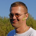 Нынче в моде такие беспроводные наушники к телефонам. Ну типа когда у человека в ухе торчит какая-то пакость, а он пугая окружающих о чем-то бурно беседует сам с собой, уставившись в пространство мутным взором. Тоже решил не
              отставать от прогресса, в ухо мне мелодично чавкала такая вот зеленая насекомая. Хотя учитывая степень хронического перемордита, на моей ряхе и хомячок вполне бы уместился.
            