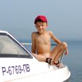 Вода находилась в необычайно гладкоблинном состоянии. Тот редкий природный катаклизм, когда хорошая погода чудным образом умудряется совпасть с выходными.
            
