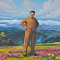 В ходе руководства корейской революцией великий вождь товарищ Ким Ир Сен на основе идей чучхе дал научно обоснованные ответы на все вопросы, возникшие в революции и строительстве.  Он всесторонне систематизировал чучхейские идеи, теории и методы. Все они, разработанные великим вождем товарищем Ким Ир Сеном, исходят из принципов чучхе и воплощают их в себе.
Портреты Ким Ир Сена, его сына и жены в различных вариациях украшают собой любые общественные здания. Статус сооружения легко определить по размеру такового портрета. В музее революции конный портрет имеет размер с вертолетную площадку. Сфотографировать, к сожалению, не удалось. Не только не пускают с фотокамерами, но и в целом иностранцам доступны лишь два зала из двух десятков. В одном зале портреты и фотографии Ким Ир Сена, в другом — принесенные из леса пни с антияпонскими лозунгами. Пни представляют собой заповедную у нас могильную сосну (растущую тут повсеместно, как сорняк), а престарелый Ким Ир Сен на фотографиях подозрительно похож на нашего Брежнева в переходном возрасте (с этого света на тот).
