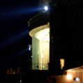 Ночью отель напоминает космическую тюрьму из фантастических фильмов. Шурующие по периметру прожекторы высвечивают излишне бодрых постояльцев — чтоб не шалили, и не пытались просочиться через забор на корейскую землю.
