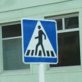 Дорожные знаки отличаются интересным техническим исполнением. Все рисунки какие-то угловатые, а корявая пешеходная зебра вполне соответствует местным корявым дорогам.
            