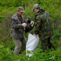 Мои соэкипажники углубились в ближайшие кусты с целью извлечения оттуда огромных гор дерьма, оставленного отдыхающими.
            