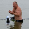 Максим показывает что и как у него отмерзло в холодной воде.
            