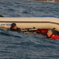 Пытаемся сманеврировать и подойти к пловцам. Выуживаем из воды и увозим на берег.
            