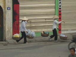 Во Вьетнаме живут вьетнамцы. Они носят конусообразные соломенные шляпы, мочат американцев и делают себе тапочки из колесьев
              американской военной техники.
            