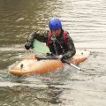 Спасаясь от дневной жары, каякоплавающие весело плещутся в реке.
            