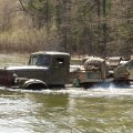 
              Броды этот диплодок форсирует очень резво. Правда после брода он случайно застрял между деревьями, после чего долго выпиливался. Такие вот они дела автомобильные. Куда ни целуй, везде жопа.
            