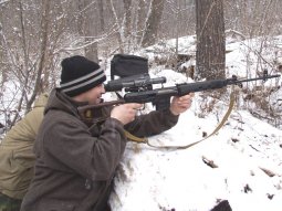 Не радуйтесь, это не депутат госдумы показался на горизонте, это Женя карабин по бумажной мишени пристреливает. Вдруг пригодится...