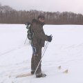 
      Периодически меняя место дислокации, исследуем водоем на предмет наличия рыб. Бур Моро Эксперт успешно дырявит метровый лед.
    