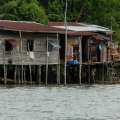 Вообще на Борнео все дома обычно на сваях. Но некоторые при этом еще и стоят прямо в море. Живописные хижины манят роскошью жизни на воле. Хотя конечно канализация "под себя".
