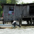 Лодки рыбаков обычно украшены новыми моторами. Хотя хватает и традиционных долбленых гребных посудин.
