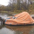 Бонус для любителей водномоторных дел. ПСН-10 под мотором. Три пасечника из Рощино раз в год сплавляются по Арму. Рыба у них не ловилась, поэтому переключились на сбор шишек. А фляга наверное с медом.
