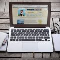 К сожалению, работа не отпускает даже в поездках. Поэтому пришлось сменить мой старый ноутбук на более пригодный для работы Apple MacBook Air 11". При весе в килограмм и толщине в сантиметр — это вполне полноценный компьютер с 4 Гигабайтами оперативной памяти, SSD диском и цельнофрезированным металлическим корпусом.
Из недостатков — только два USB порта, что неудобно, поскольку я привык сразу резервировать скачивыемые фото на два внешних диска. Использую дополнительно картридер с USB-хабом.
