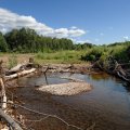 Сам нахлыстовый шнур представляет собой толстую и тяжелую полимерную веревку переменной толщины. Особая форма шнура позволяет забрасывать его с помощью удилища на достаточную дистанцию. При этом полки магазинов попирают шнуры кислотных цветов. В чем смысл такой яркой окраски для меня так и осталось загадкой, поскольку, например, белый шнур прекрасно видно рыбаку в воде, рыба же не видит его на фоне неба. Шнуры спокойных песочно-зеленых цветов также не вызывают чувства дисгармонии и не отвлекают от наслаждения природными видами.
