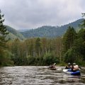Незапланированный паводок скрыл лежащие поперек русла каменюки, затопил галечные пляжи, поглотил отвесные берега и разогнал многочисленных в это время года рыбаков. Многие километры сырого безобразия были в нашем полном распоряжении. В любом случае, выбора уже не было, и с рассветом мы дружно зачавкали насосами-лягушками, пакуя воздух в упругие надувные тела каяков.
