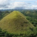 Интересно, что несмотря на правильную конусовидную форму, холмы эти вовсе не дело рук древних филиппинцев, а вполне натуральные природные образования.
