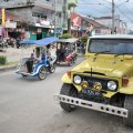 Автотранспорт и городская архитектура вполне обычны для Индонезии. Разве что дома тут не такие кособокие, как у столичных жителей на Яве.
