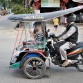 Мопеды переделаны в трициклы. Просто отцепить коляску и уехать на двух колесах не получится.
