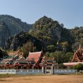  
Wat Khao Daeng — церквушка у одноименной деревушки. Примечательна тем, что напротив храма можно найти плавсредство для прогулки по извилистым окрестным каналам.
