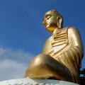 И, конечно же, над пляжем возвышается очередной самый большой Будда. Ну, если уж не самый большой, то как минимум самый носатый.
