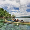 Прозрачная вода позволяет видеть снующий под лодкой обед.
